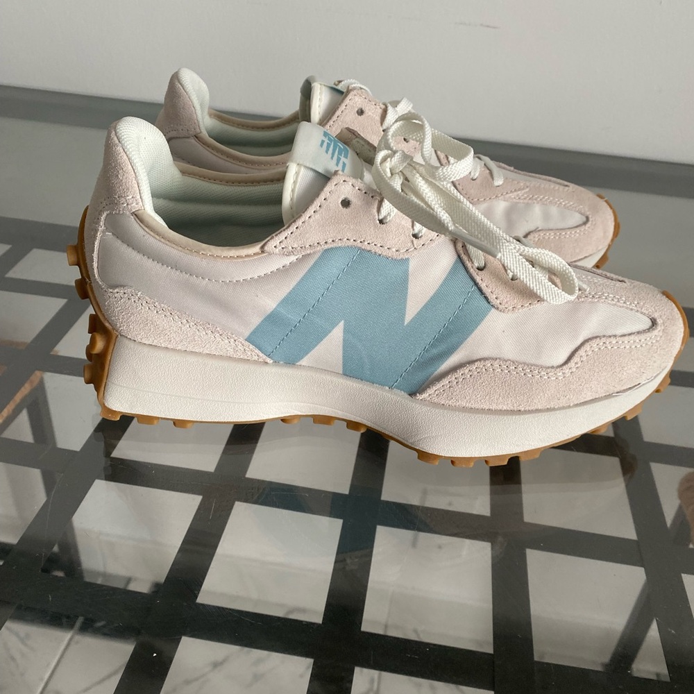 New Balance 327
